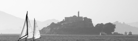 Un velero se dirige a la isla de Alcatraz
