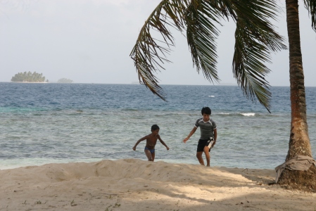 Niños jugando en Isla Anzuelo, al fondo otras islas